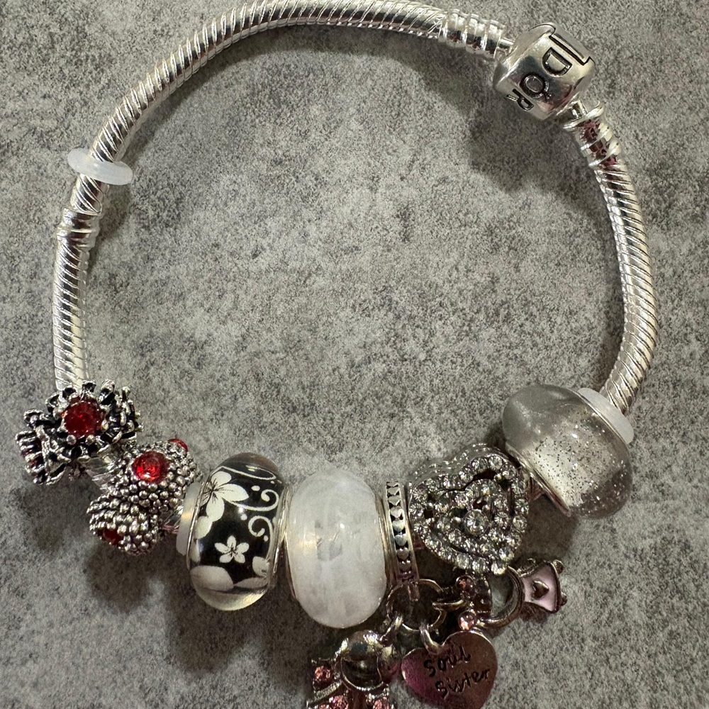 Original Pandora bracelet, in set with 7 925 silver charms.